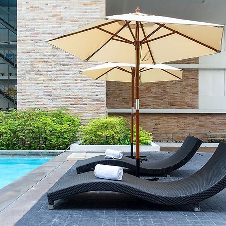 The Capital Resort @ Sukhumvit 50 Bangkok Eksteriør bilde Sunloungers by a pool