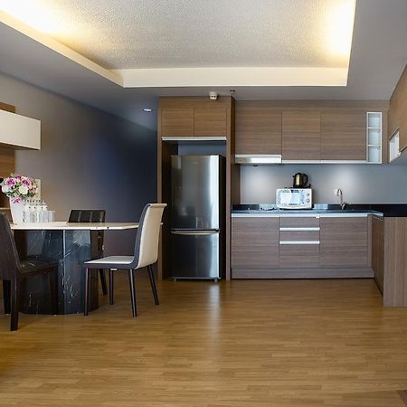 The Capital Resort @ Sukhumvit 50 Bangkok Eksteriør bilde A modern kitchen