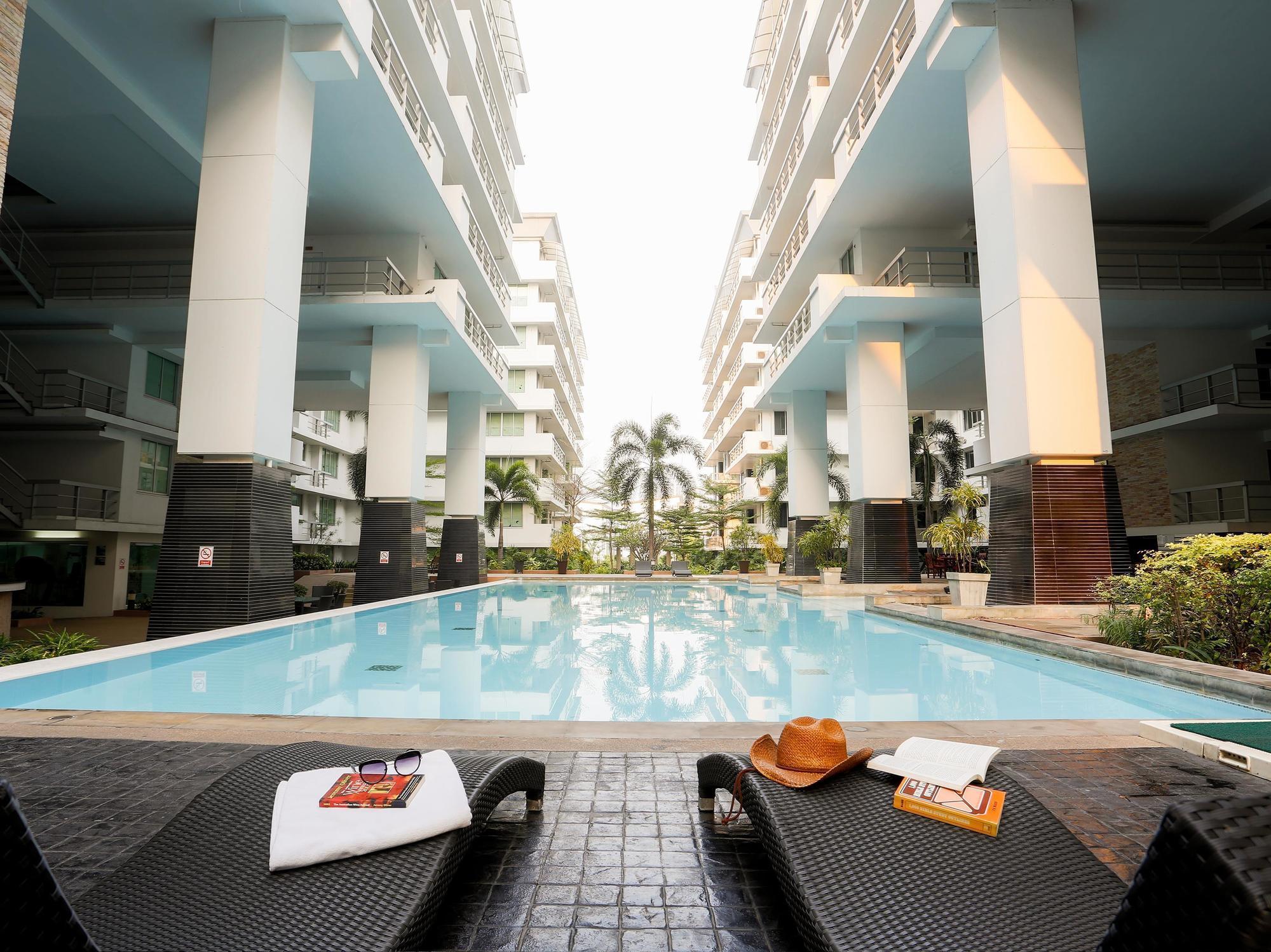 The Capital Resort @ Sukhumvit 50 Bangkok Eksteriør bilde The swimming pool at the complex