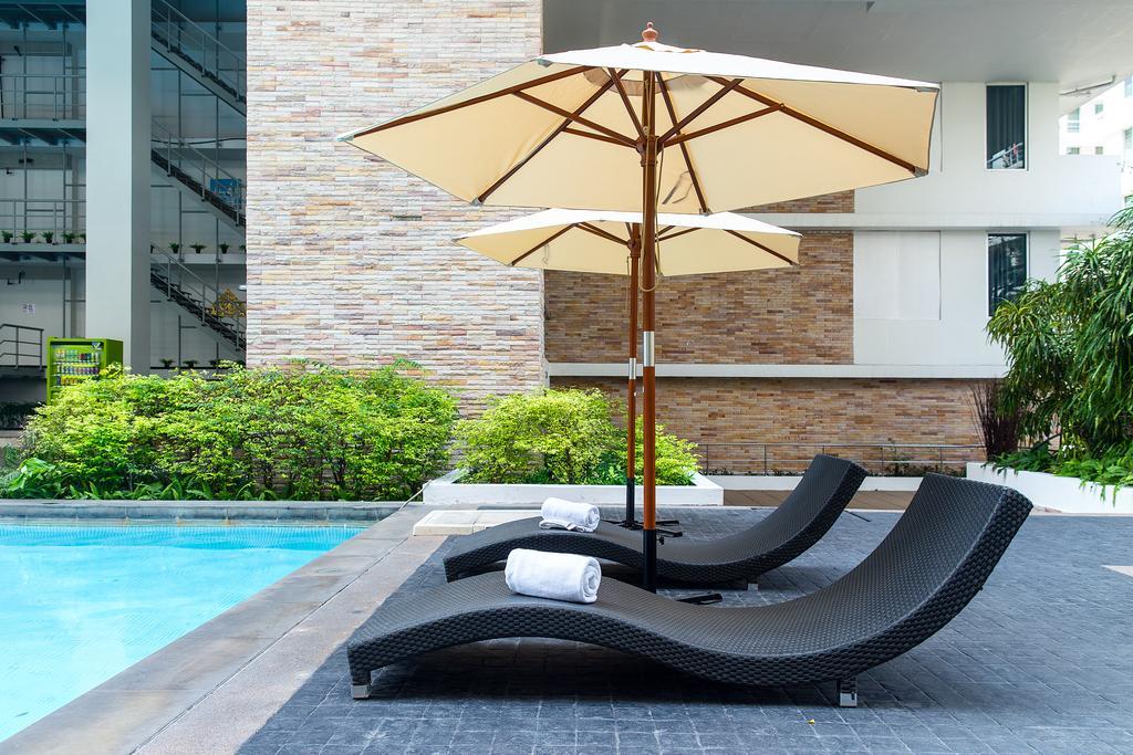 The Capital Resort @ Sukhumvit 50 Bangkok Eksteriør bilde Sunloungers by a pool