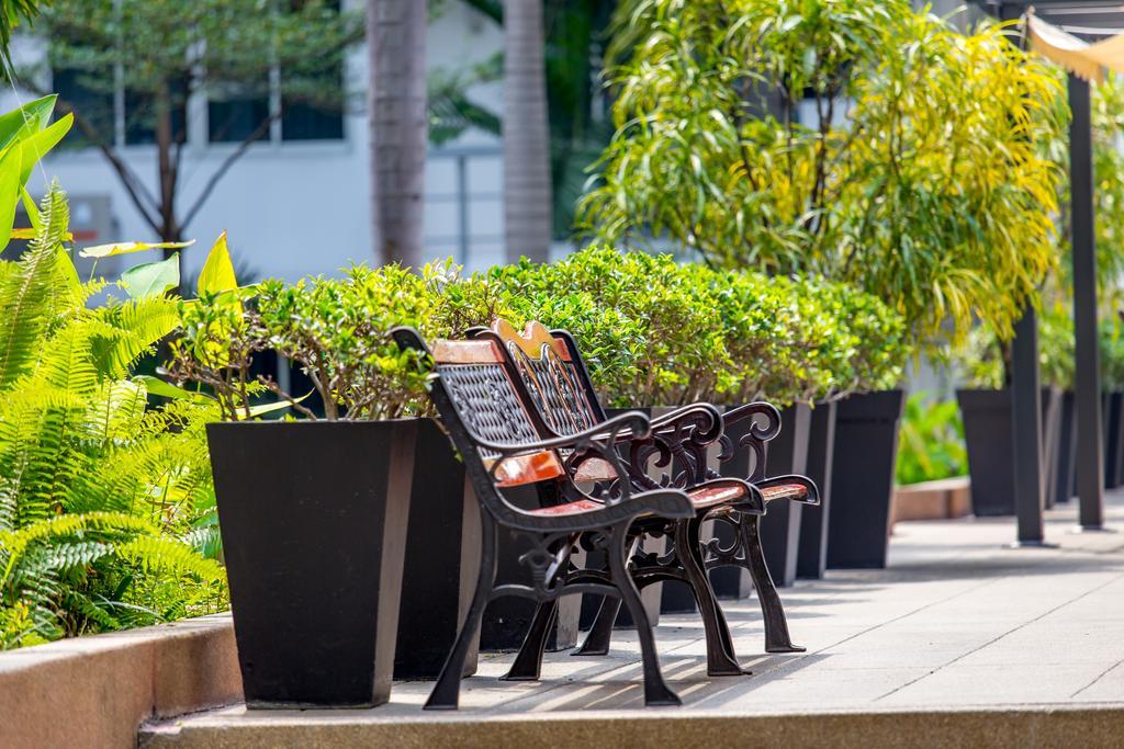 The Capital Resort @ Sukhumvit 50 Bangkok Eksteriør bilde Seating at the park