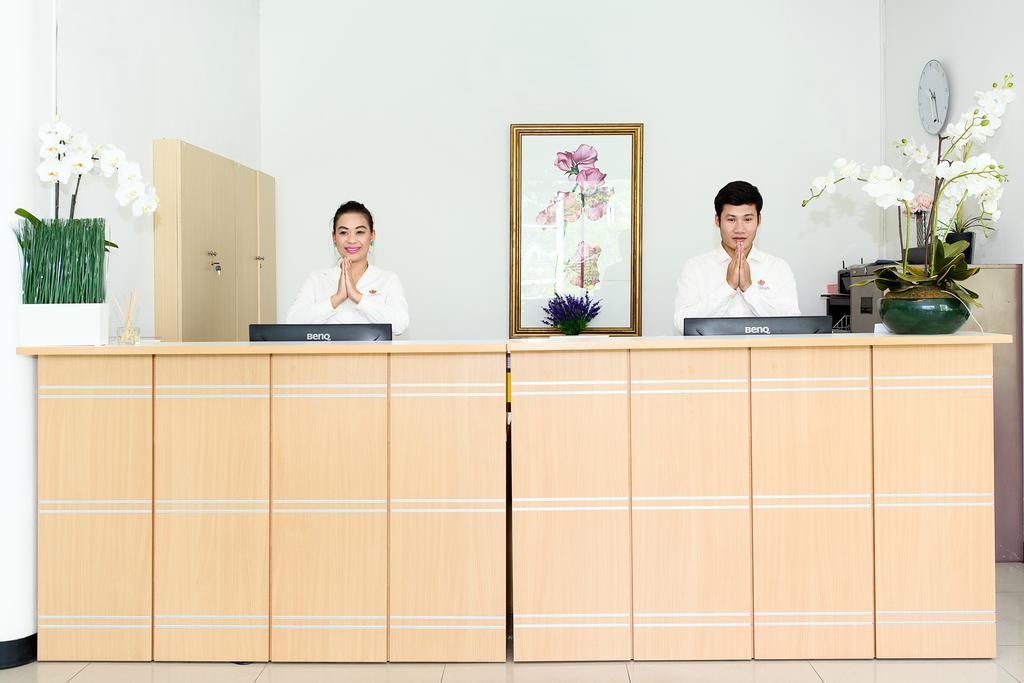 The Capital Resort @ Sukhumvit 50 Bangkok Eksteriør bilde Reception desk