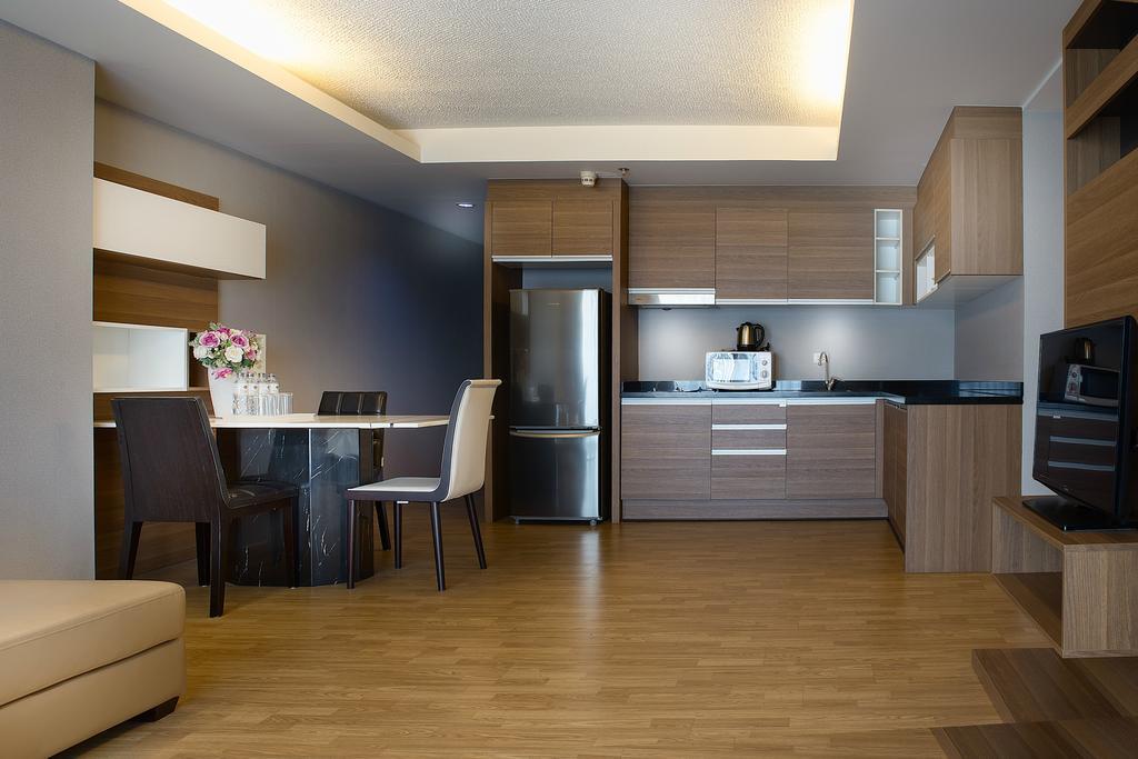 The Capital Resort @ Sukhumvit 50 Bangkok Eksteriør bilde A modern kitchen