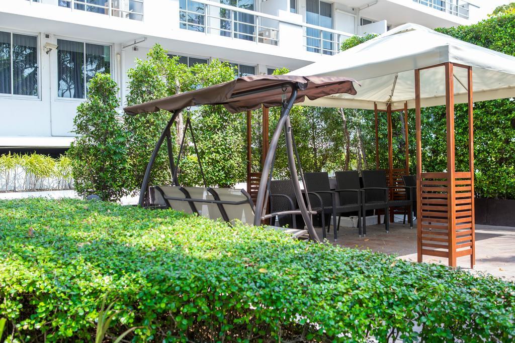 The Capital Resort @ Sukhumvit 50 Bangkok Eksteriør bilde A pergola with a swing