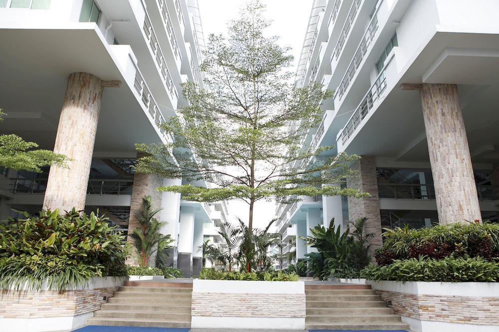 The Capital Resort @ Sukhumvit 50 Bangkok Eksteriør bilde The courtyard of the school