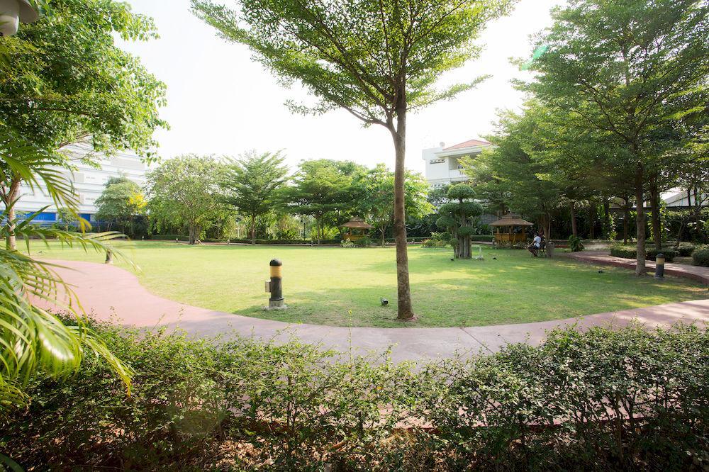 The Capital Resort @ Sukhumvit 50 Bangkok Eksteriør bilde The lawn