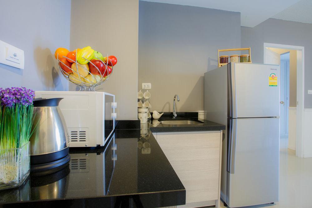 The Capital Resort @ Sukhumvit 50 Bangkok Eksteriør bilde A modern kitchen