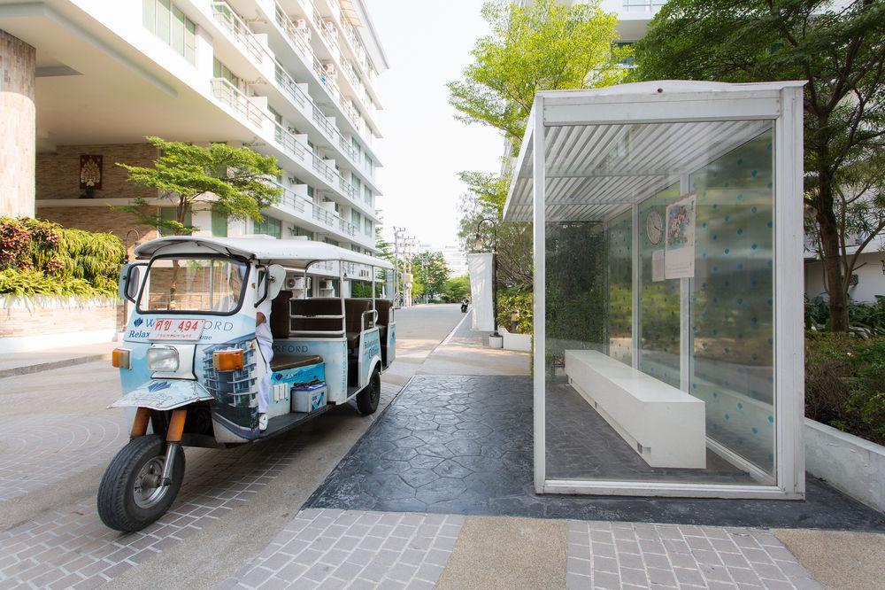 The Capital Resort @ Sukhumvit 50 Bangkok Eksteriør bilde Tuk-tuk at the bus stop