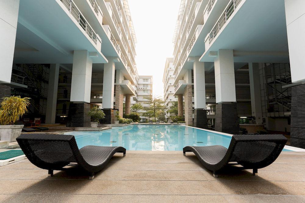 The Capital Resort @ Sukhumvit 50 Bangkok Eksteriør bilde The swimming pool at the 10th floor of the building