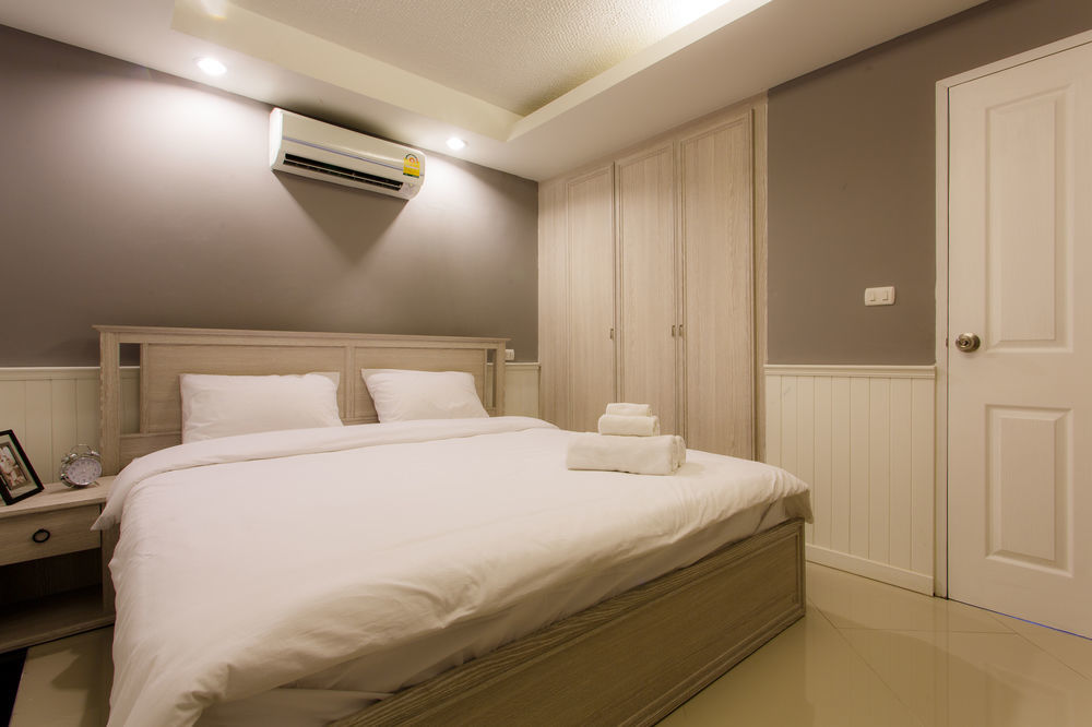 The Capital Resort @ Sukhumvit 50 Bangkok Eksteriør bilde A bedroom with a split-type air conditioner