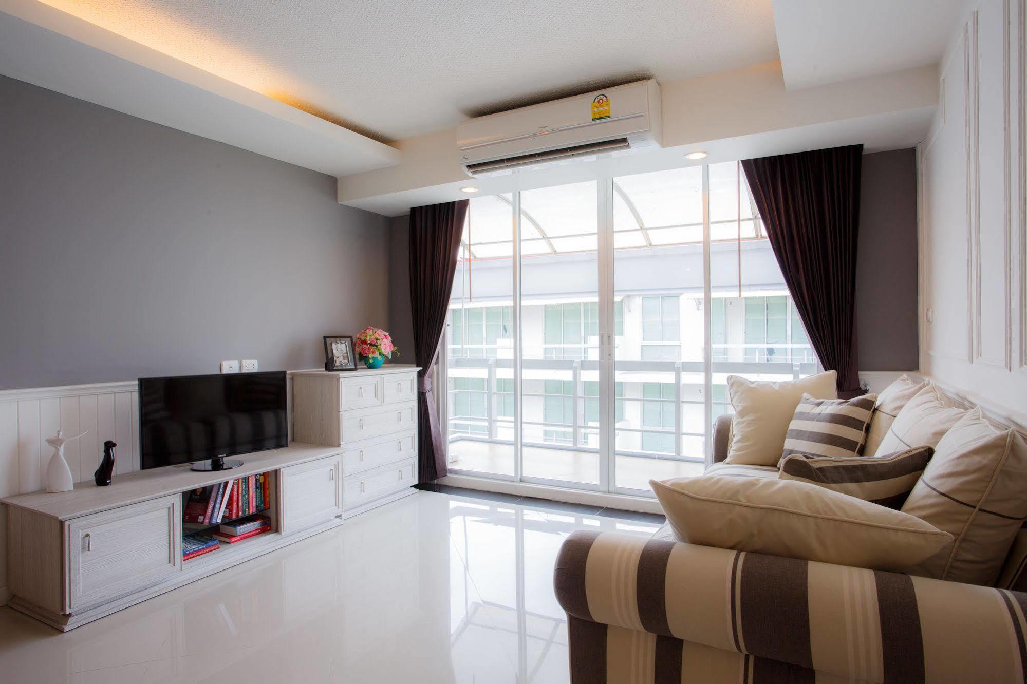 The Capital Resort @ Sukhumvit 50 Bangkok Eksteriør bilde A living room in a condominium