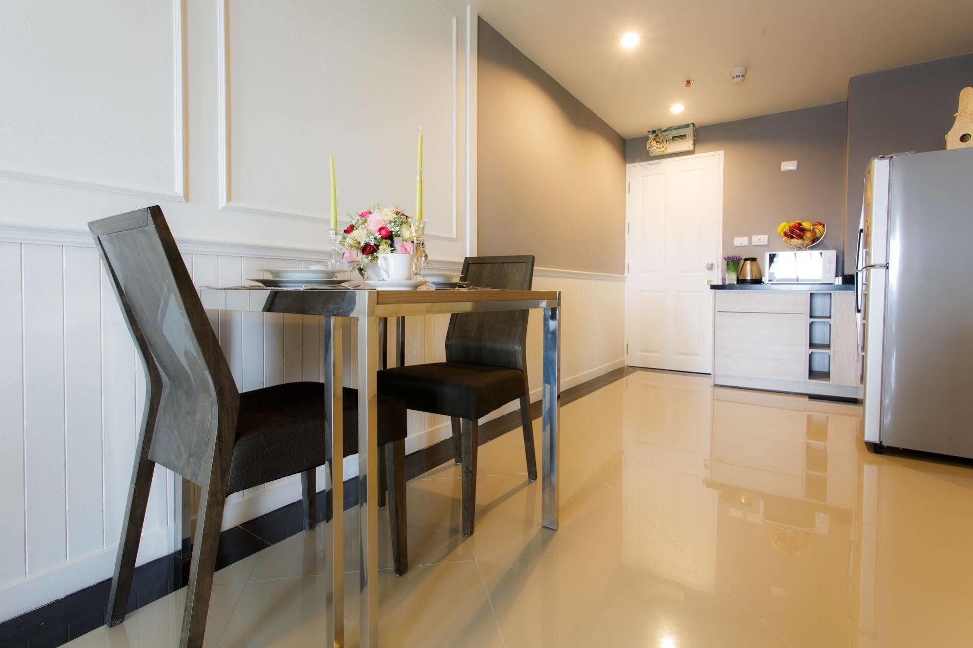 The Capital Resort @ Sukhumvit 50 Bangkok Eksteriør bilde A modern kitchen