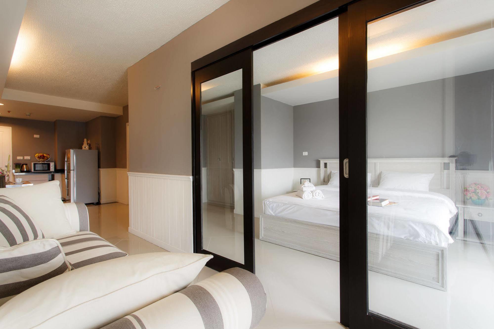 The Capital Resort @ Sukhumvit 50 Bangkok Eksteriør bilde Sliding doors