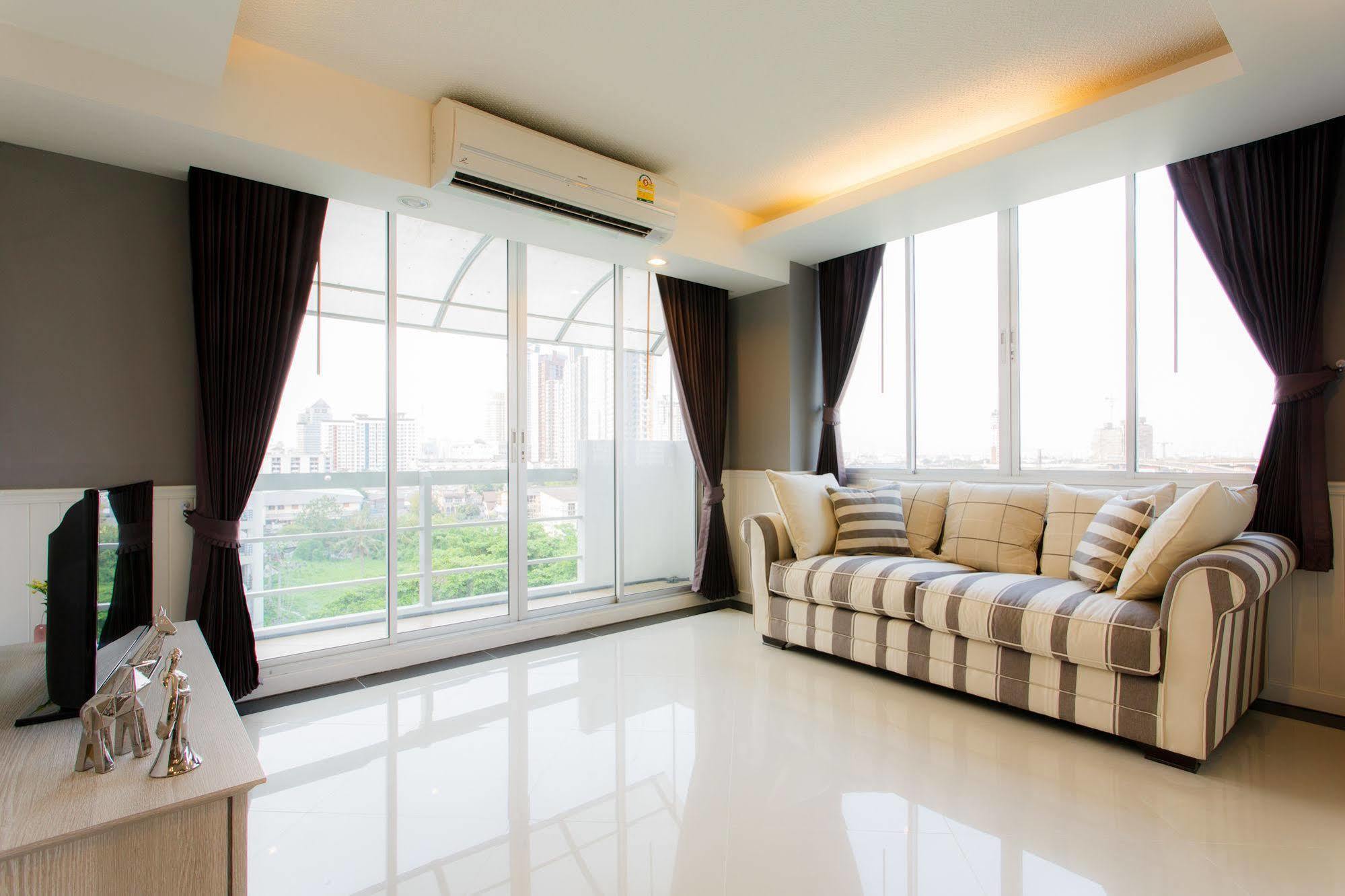 The Capital Resort @ Sukhumvit 50 Bangkok Eksteriør bilde A living room with a sofa