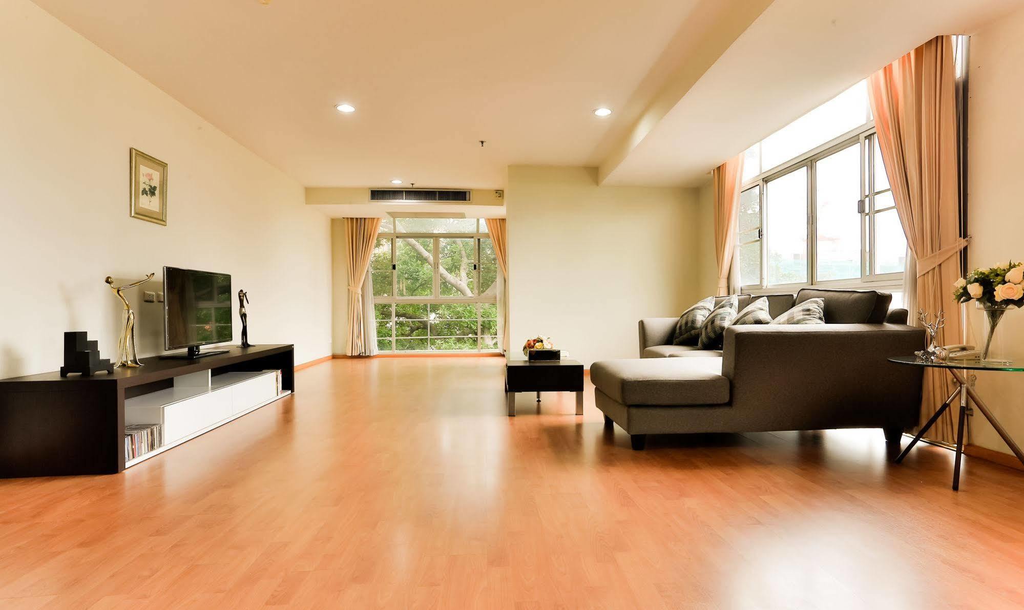 The Capital Resort @ Sukhumvit 50 Bangkok Eksteriør bilde A living room with a laminate wood floor