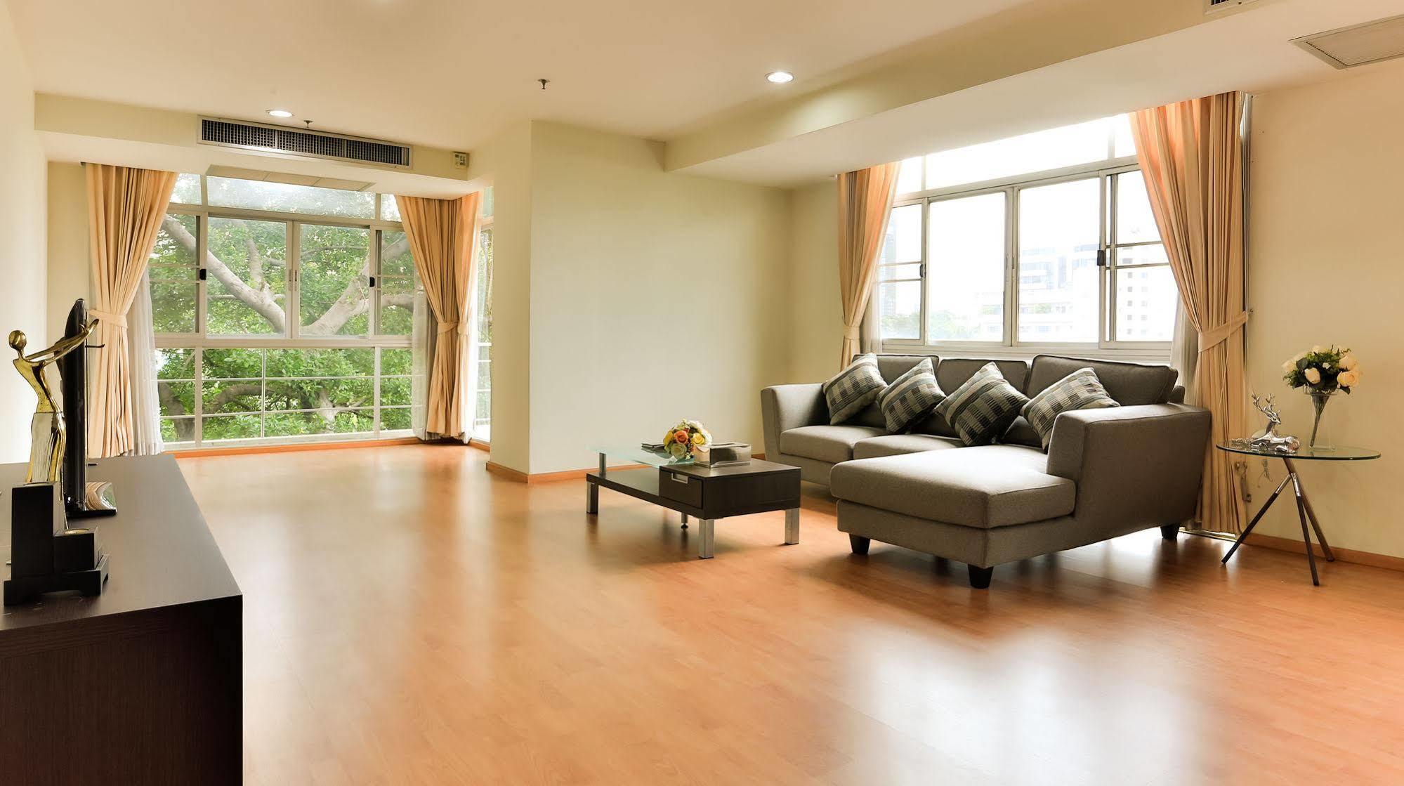 The Capital Resort @ Sukhumvit 50 Bangkok Eksteriør bilde A living room with a laminate wood floor