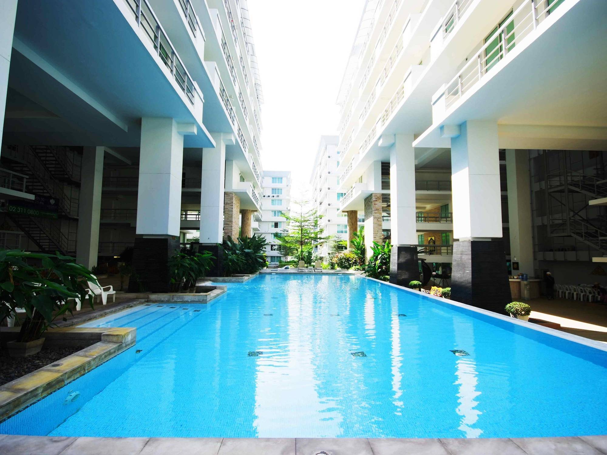 The Capital Resort @ Sukhumvit 50 Bangkok Eksteriør bilde The swimming pool at the 10th floor of the building