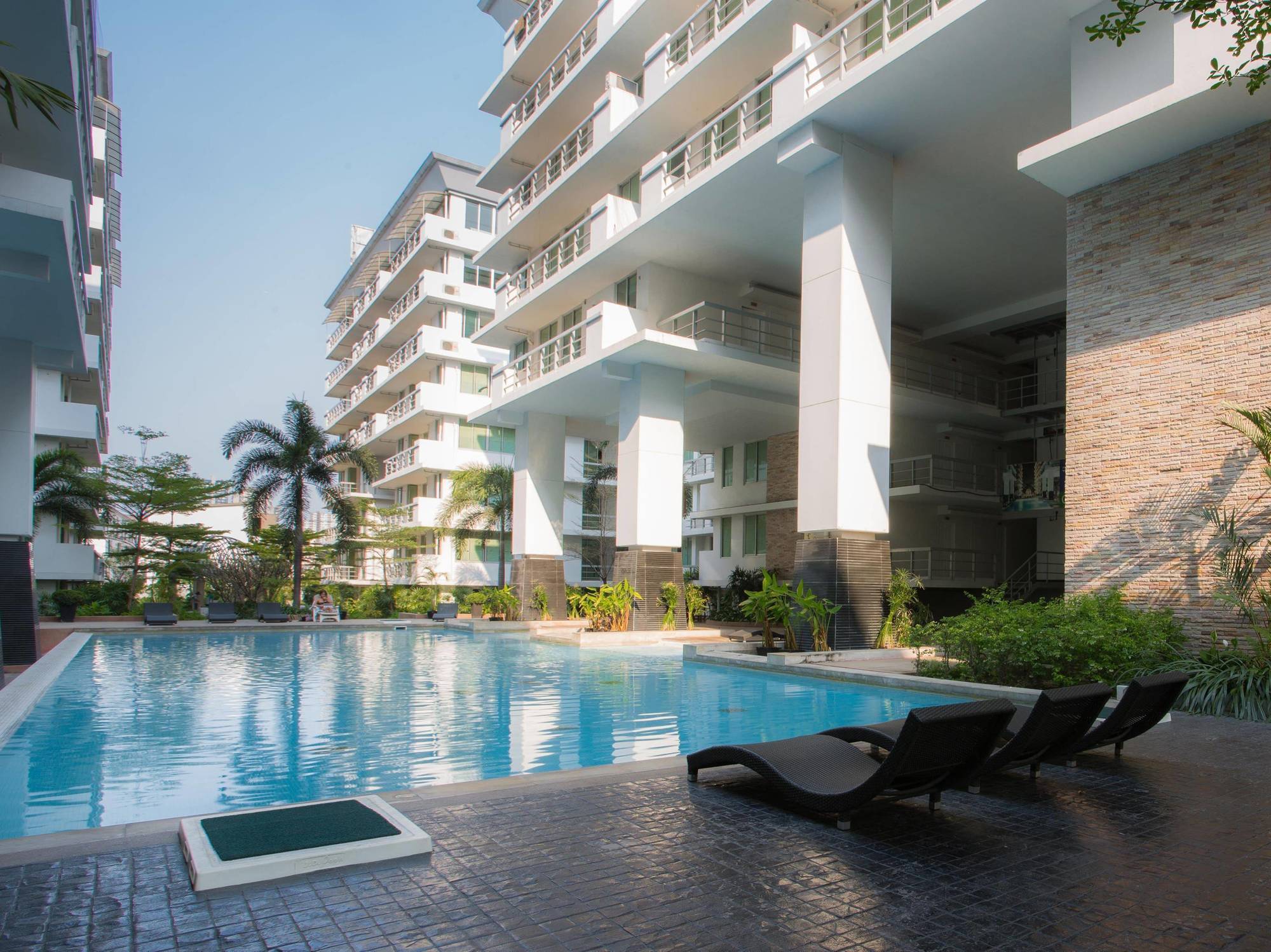 The Capital Resort @ Sukhumvit 50 Bangkok Eksteriør bilde The swimming pool at the complex