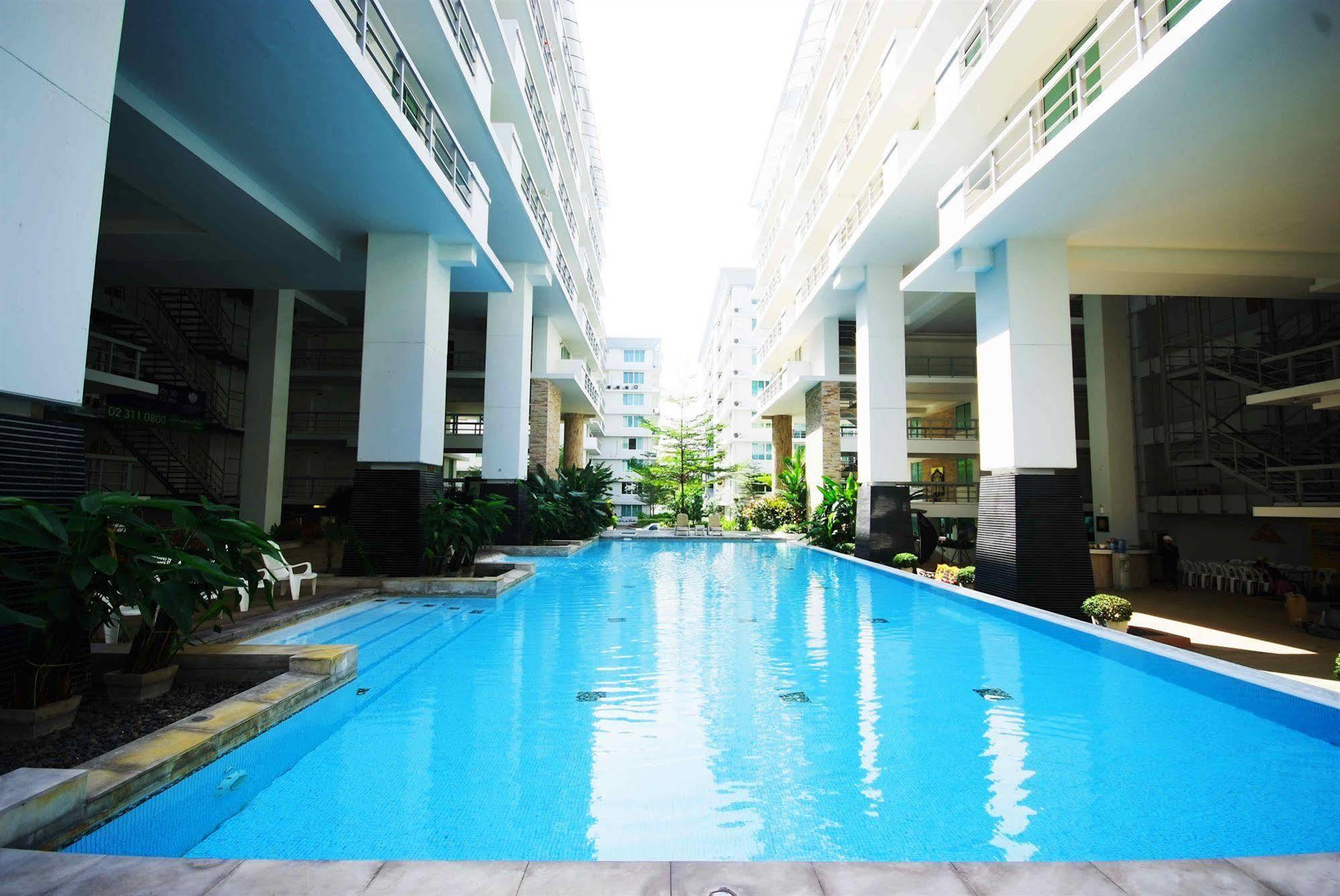 The Capital Resort @ Sukhumvit 50 Bangkok Eksteriør bilde The swimming pool at the 10th floor of the building