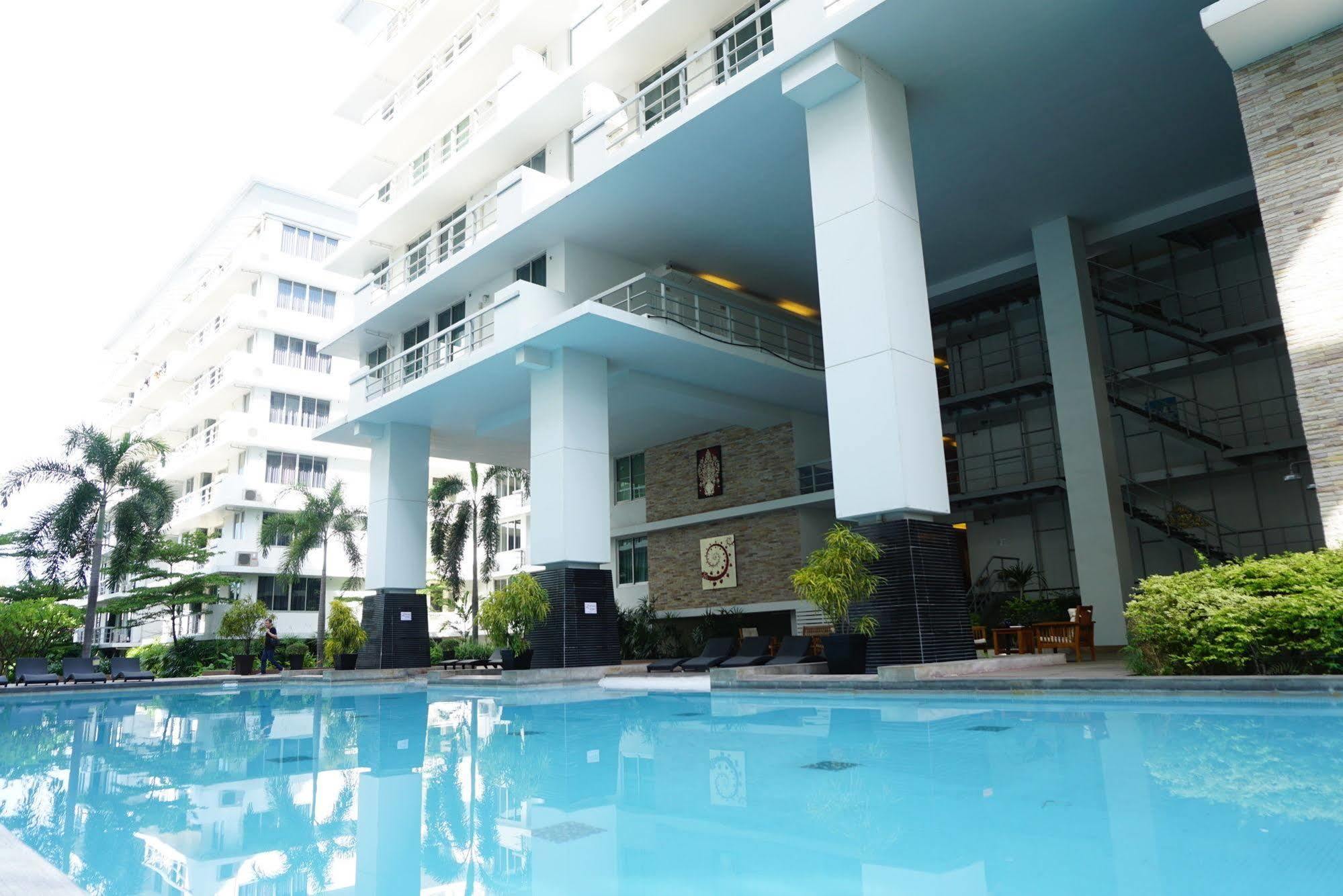 The Capital Resort @ Sukhumvit 50 Bangkok Eksteriør bilde The swimming pool at the 10th floor