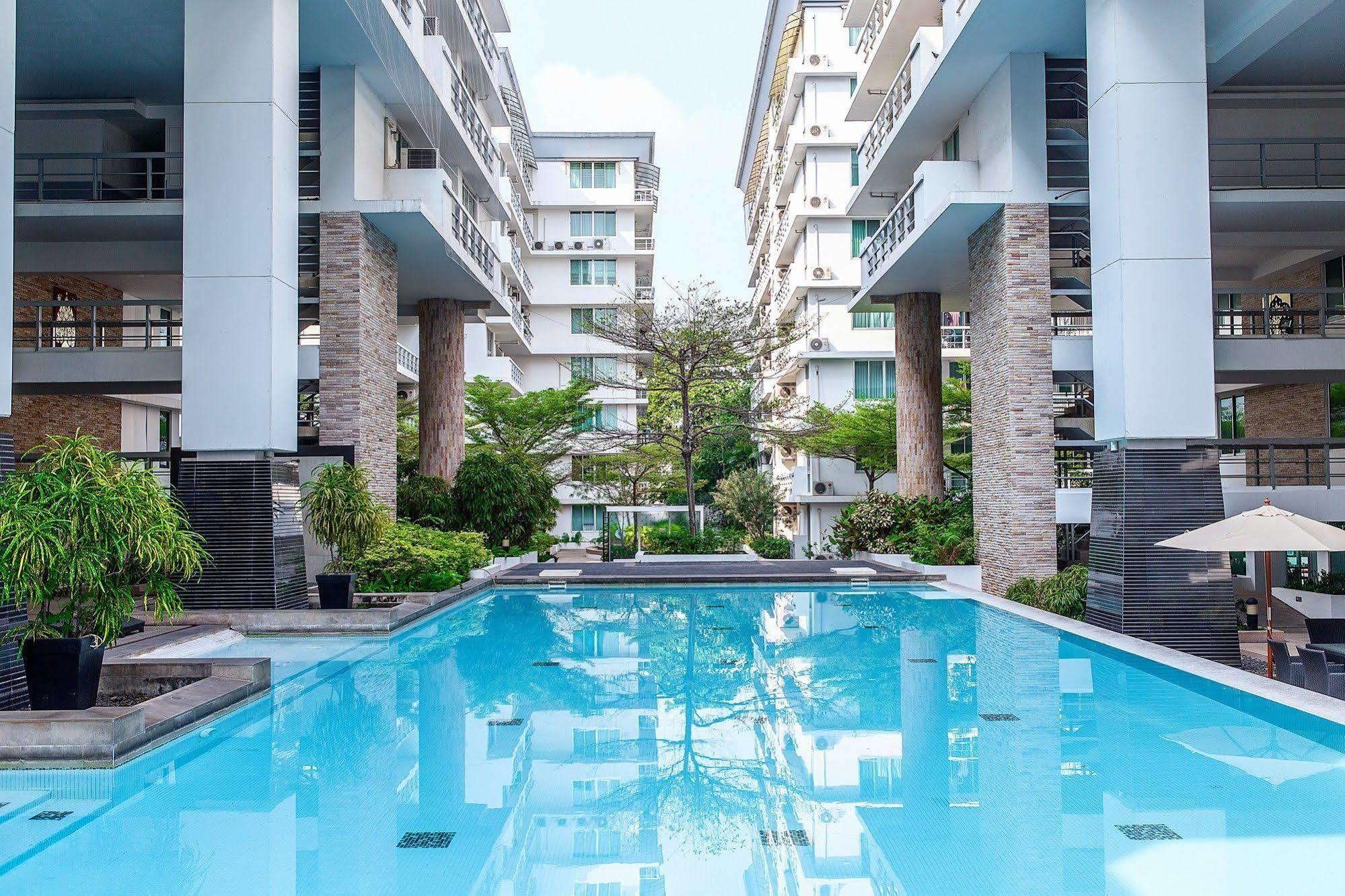 The Capital Resort @ Sukhumvit 50 Bangkok Eksteriør bilde The swimming pool at the hotel